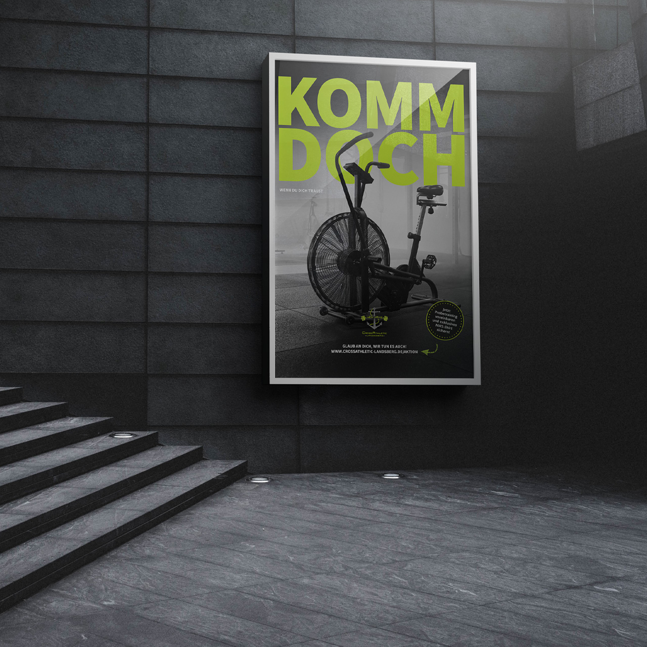 Mockup eines Plakats, auf welchem ein Crossfit Aussaultbike mit der Aufschrift: Komm doch, wenn du dich traust, zu sehen ist.