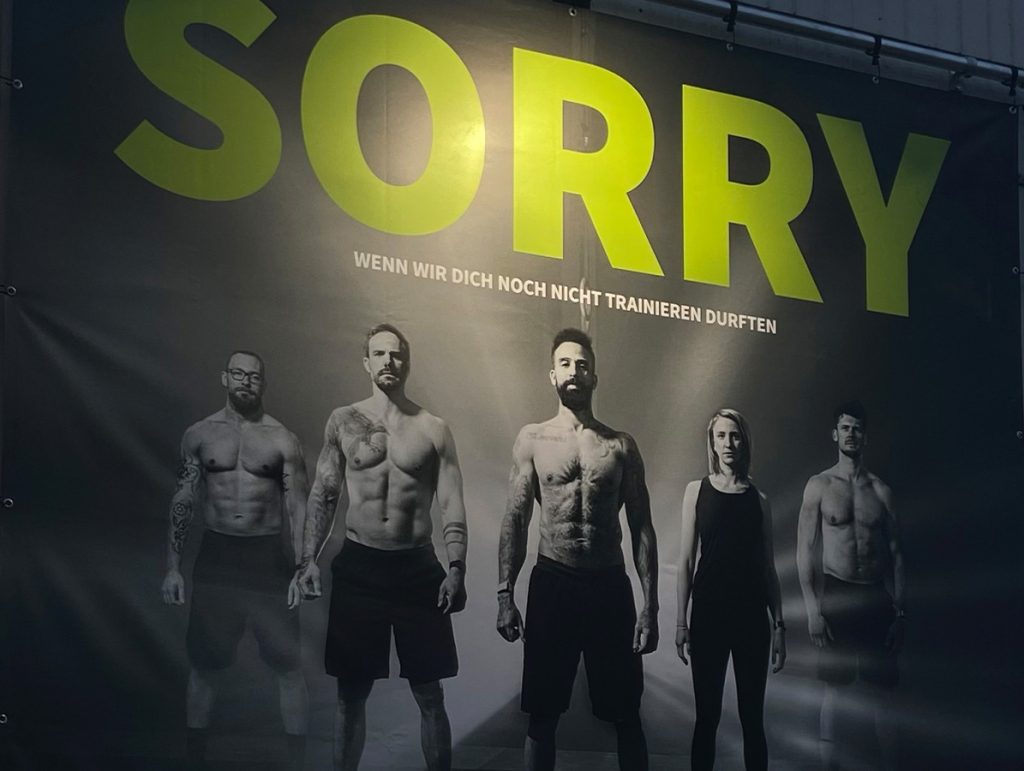 Plakat von NWS mit den fünf Coaches und der Aufschrift: Sorry, wenn wir dich noch nicht trainieren durften