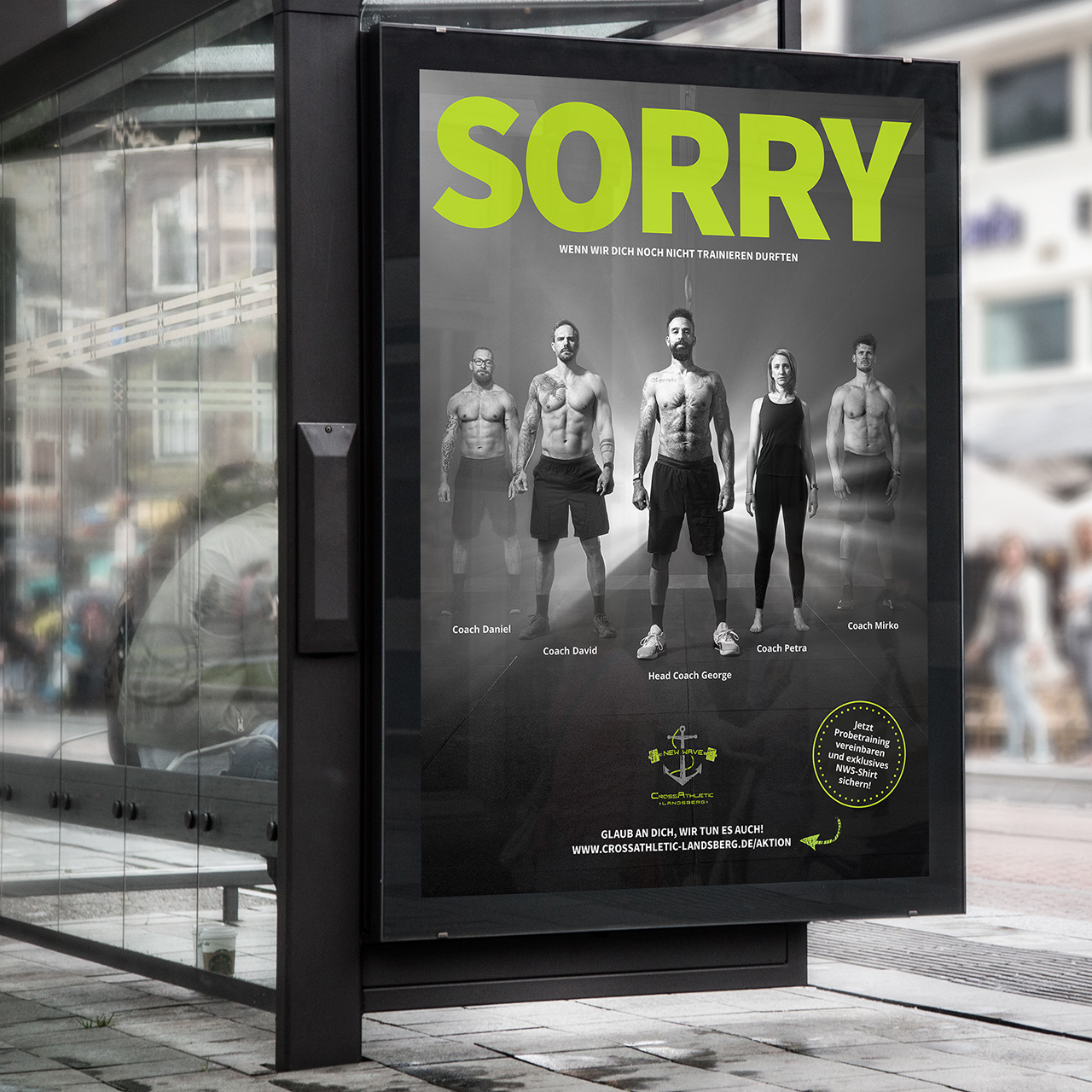 Mockup Anzeige an einer Bushaltestelle mit NWS Plakat. Zu sehen sind die fünf Coaches und die Aufschrift: Sorry, wenn wir dich noch nicht trainieren durften.