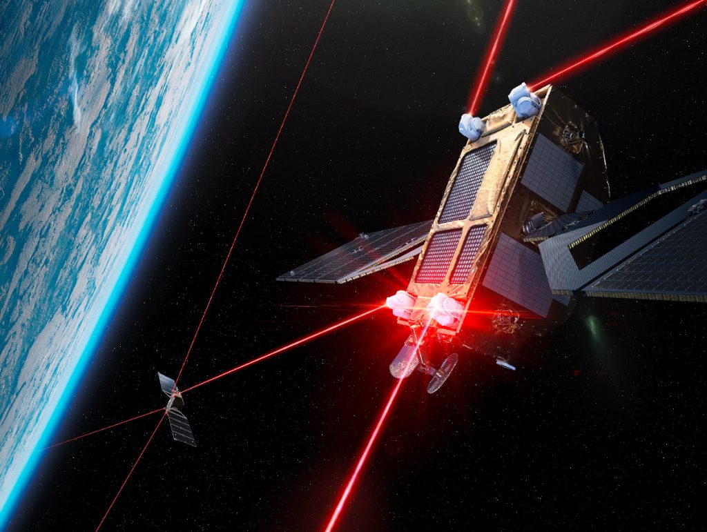 Schüsselbild von Mynaric. Zu sehen ist ein Satellit im Weltall in der Nähe der Erde, welcher einen Laserstrahl weiterleitet.